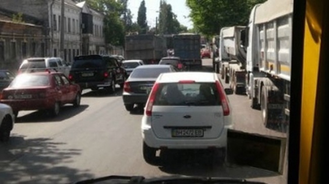 Жители Пересыпи пригрозили перекрыть дорогу из-за грузовиков