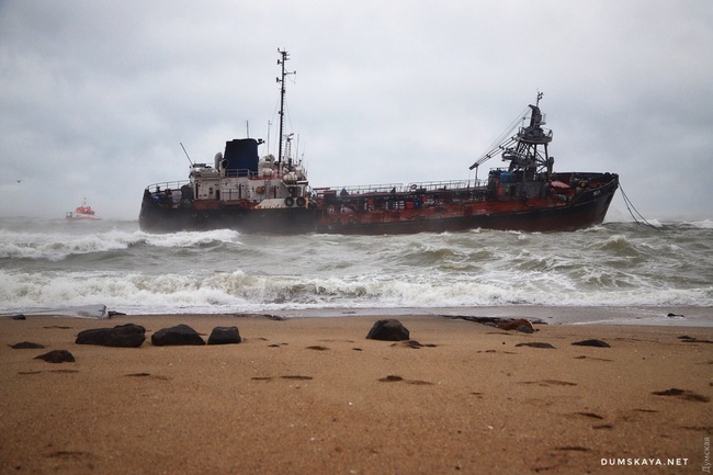 Администрация морских портов до конца января сможет начать убирать с одесского пляжа затонувший танкер