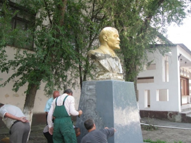 Украинский институт национальной памяти требует снести памятники Ленину и Марксу в селах Болградского района