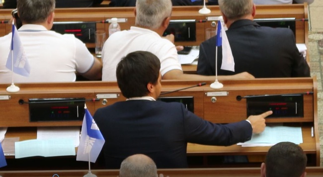 Кнопкодавство на сессии Одесского областного совета: депутаты успевают голосовать за троих