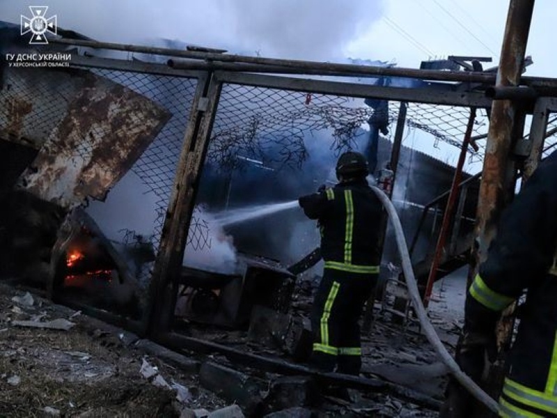 Рятувальники під обстрілами ліквідували пожежу в Херсоні
