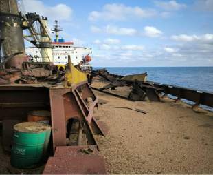 В Черном море россияне ударили ракетой в судно с зерном: последствия атаки