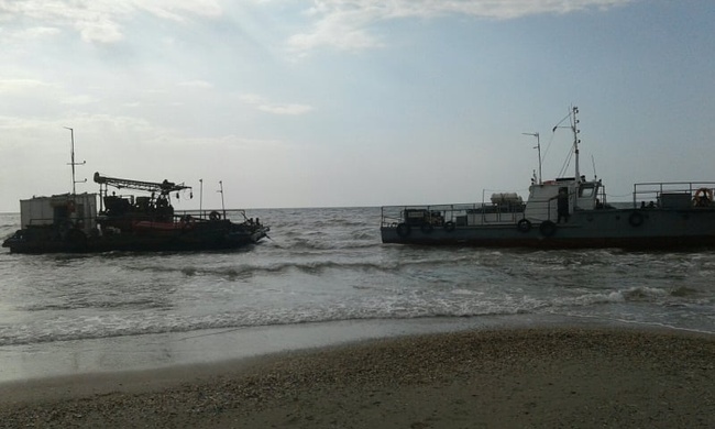В Одесской области на берег выбросило судно с буровой платформой (обновлено)