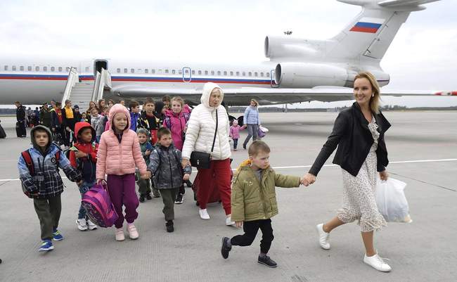 Марія Львова-Бєлова вивозить сиріт з окупованої Донецької області до Росії для влаштування до російських родин. 16 вересня 2022 року. Фото: KREMLIN.RU