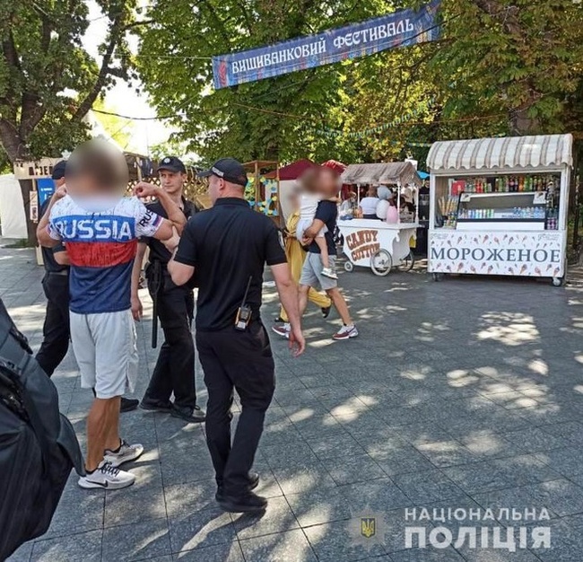 Одеська поліція затримала іноземного провокатора в одязі з символікою держави-агресорки