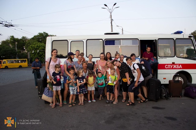 Рятівники човном евакуювали туристів з дітьми з підтопленого автобусу