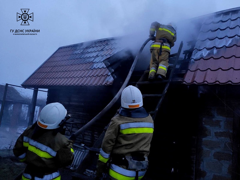 Через обстріли Очакова сталася пожежа у житлових будинках