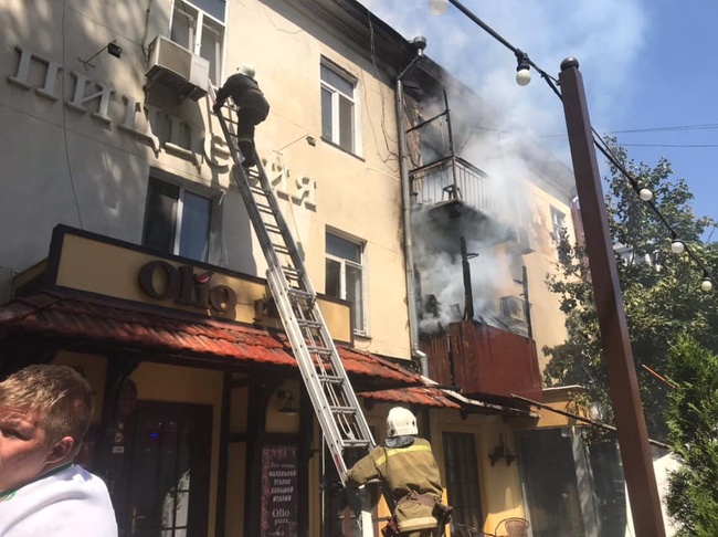 В центрі Одеси горить будинок: рятувальники намагаються ліквідувати пожежу (оновлено)