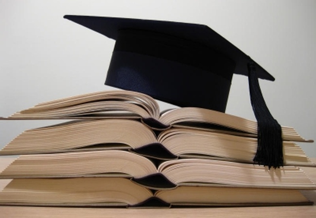 Не получившим вовремя дипломы выпускникам одесских вузов советуют жаловаться в Минобразования