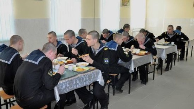 После отравления курсантов в Одессе командование ВМС проверяет качество их пищи