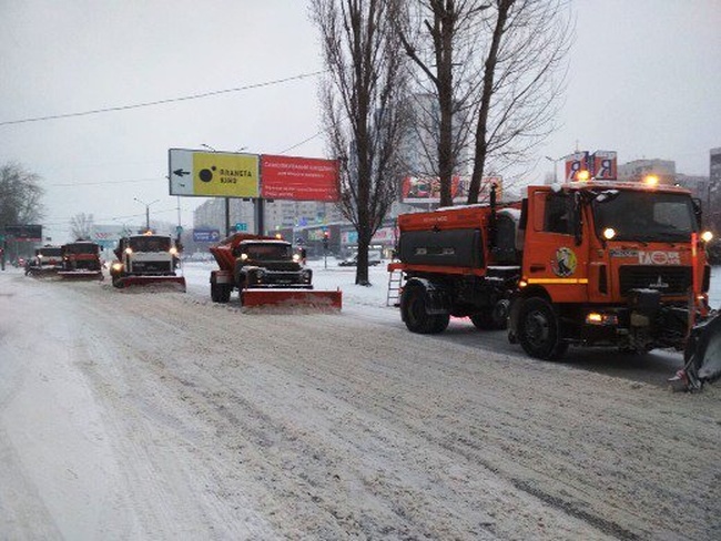 Снегопад в Одессе: на дорогах работает спецтехника