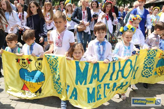 В Одессе состоялся юбилейный десятый МегаМарш в вышиванках