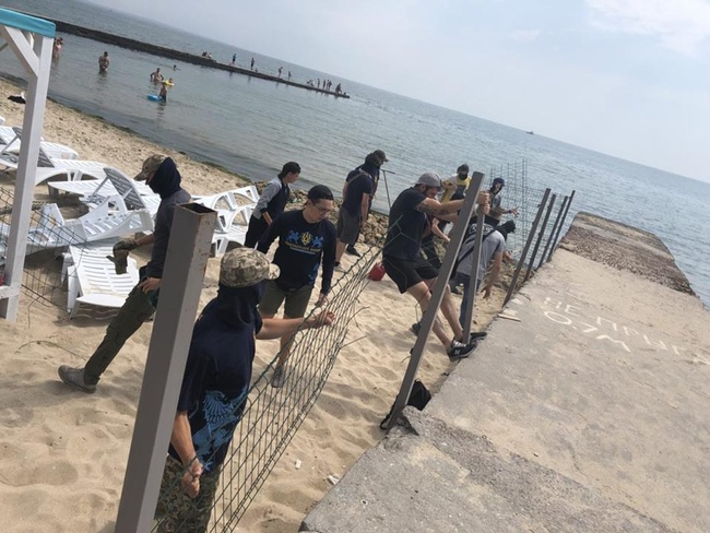 Одесские патриоты снесли заграждения на так называемом "военкомовском" пляже