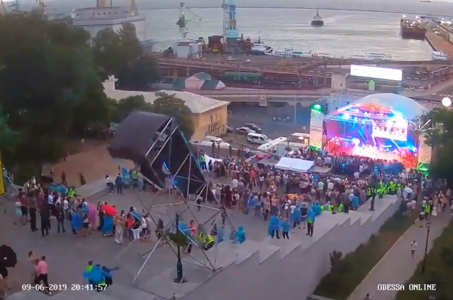 Полиция выясняет причины падения металлической конструкции на концерте в честь партии мэра Одессы