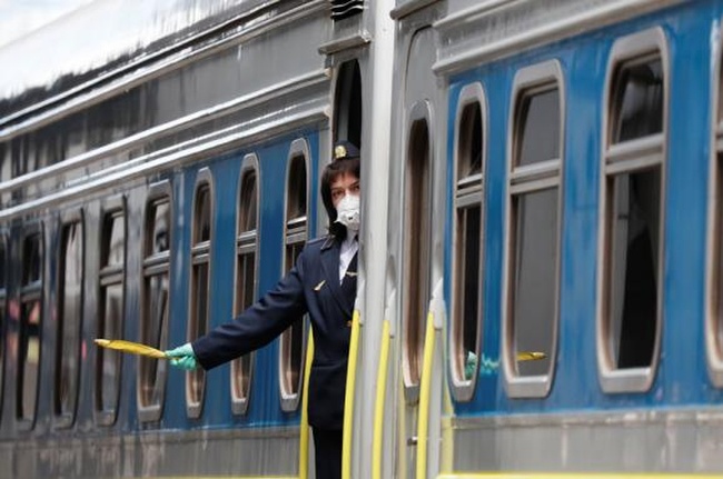«Укрзалізниця» поновлює продаж квитків на рейси призупинені в березні
