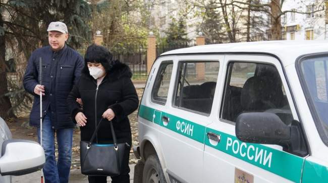 Oleksandr Sizikov with his mother. Photo: crimean-solidarity.org