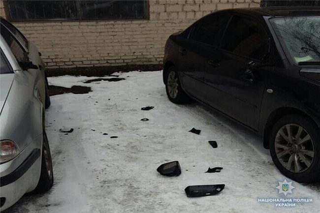Одессит разбил топором 13 автомобилей во дворе Соломенского суда, где на поруки выпустили Труханова