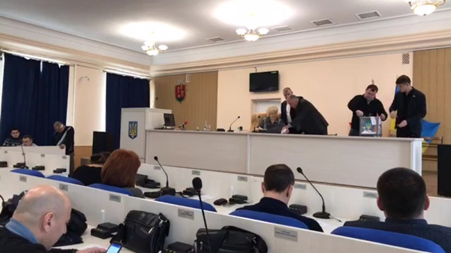 Депутаты не отпустили мэра Белгорода-Днестровского в отставку и заявили о готовности искать компромиссы