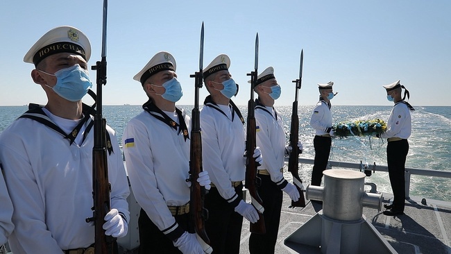 На честь загиблих моряків в Одесі поклали вінок на воду