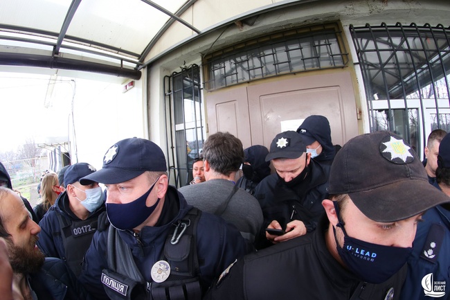 Журналіста побили за спробу увійти на сесію сільради на Одещині