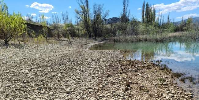 Схил Білогірського водосховища, що оголився. Фото: "Крим. Реалії"