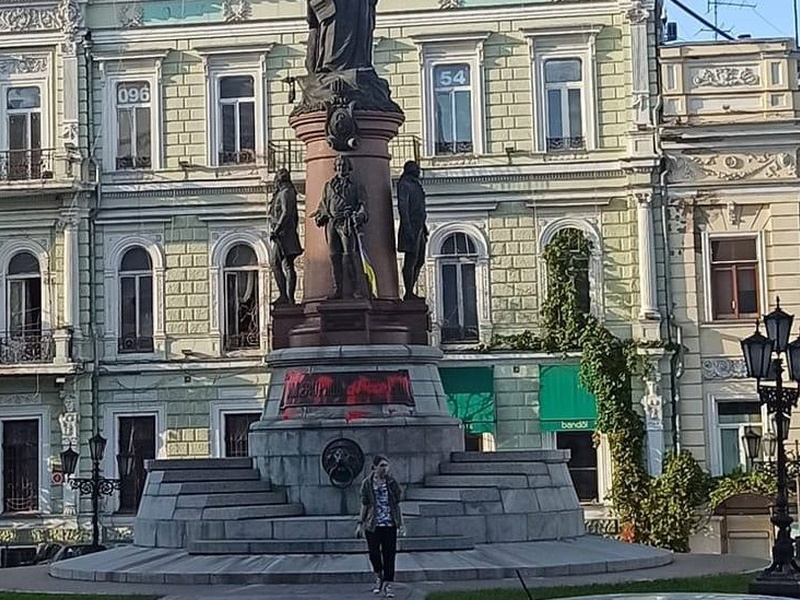 Активіст "Автомайдану" облив фарбою пам'ятник Катерині ІІ