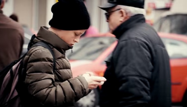 Одесситов призывают "не втыкать" в телефоны на улицах