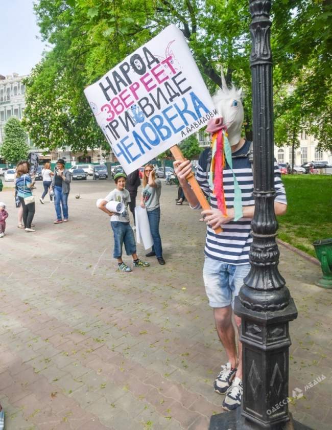 В центре Одессы "монстранты" в сопровождении человека-единорога встретились с агностиками