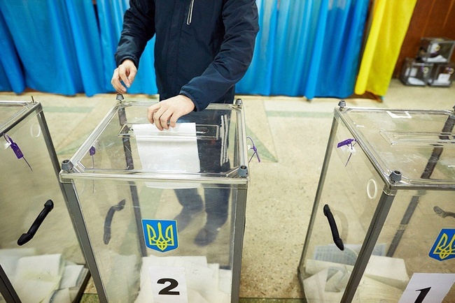 В Одесской области кандидат в виде договора обещает избирателям повысить закупочные цены на молоко и пенсии