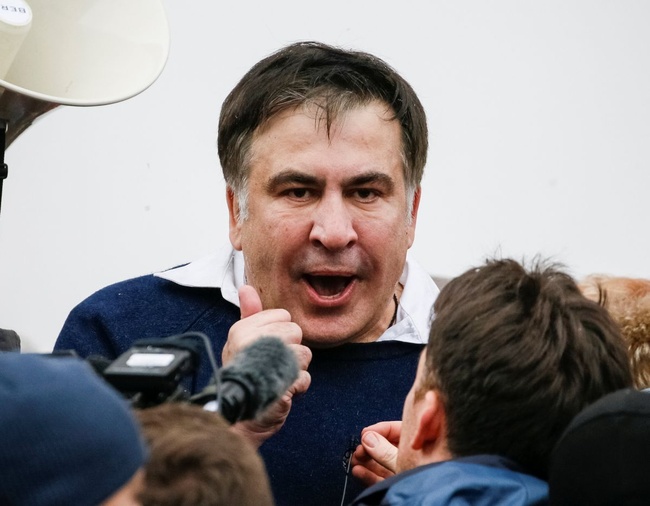 Прокуратура хочет «окольцевать» Саакашвили браслетом, отправив его под домашний арест