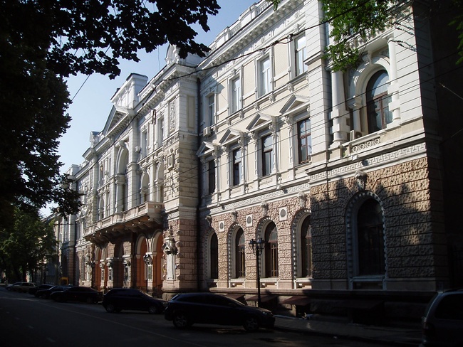 Повільна руйнація: з будівлі одеського Головпоштамту відвалилася частина фасаду