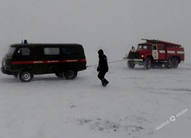 Спасателям в Одесской области пришлось помогать скорой помощи с пациенткой из-за гололеда  