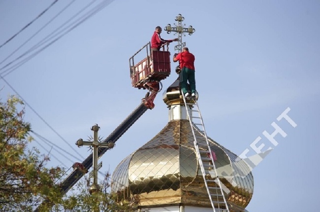 Встановлення нового хреста на куполі собору 20 жовтня. Фото: Інтент/Наталя Довбиш