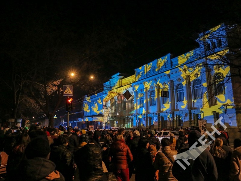 Швейцарський художник два дні поспіль розмальовує історичні будівлі в Одесі