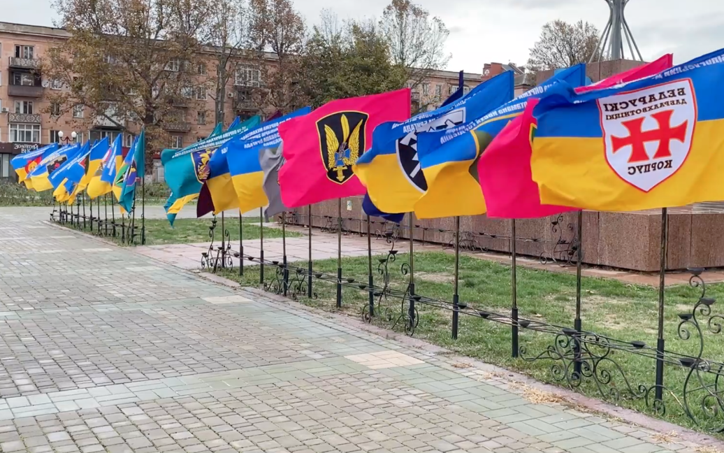 На центральній площі Херсона встановили прапори підрозділів, які ...